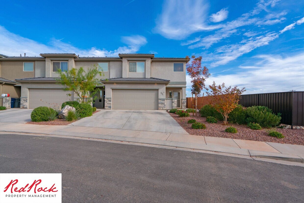 Primary Photo - Beautiful townhome in desirable neighborho...