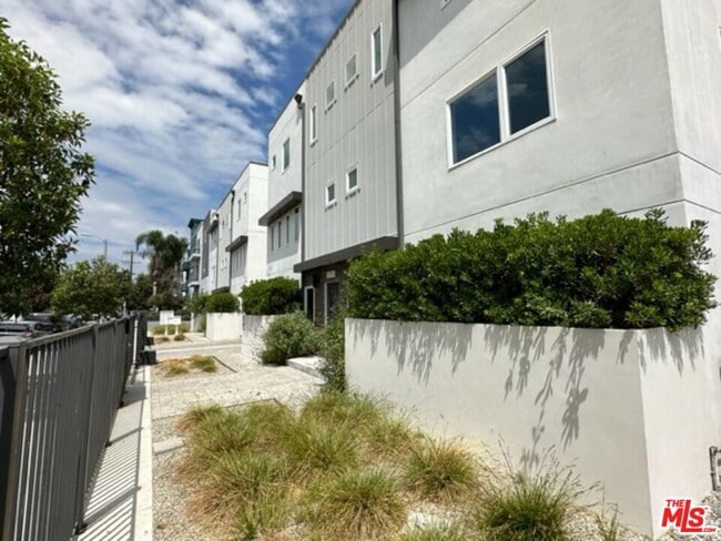 Building Photo - 5226 Satsuma Ave