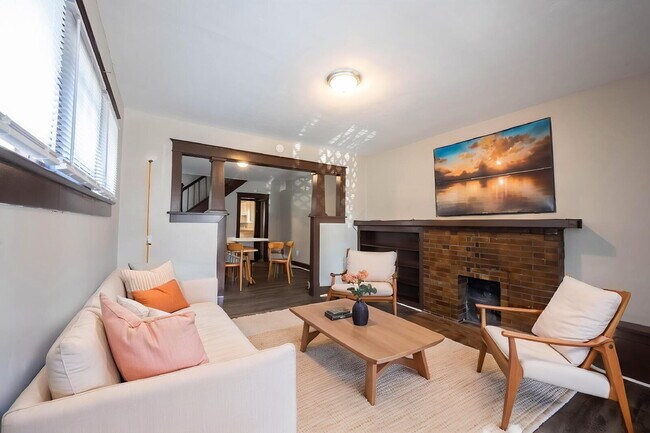 Foto del edificio - "Charming 3-Bed Duplex Retreat in Indianapolis – Spacious 1,318 Sq Ft with Modern Amenities!"