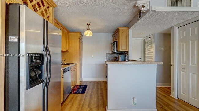 Building Photo - 220 Lakeview Dr