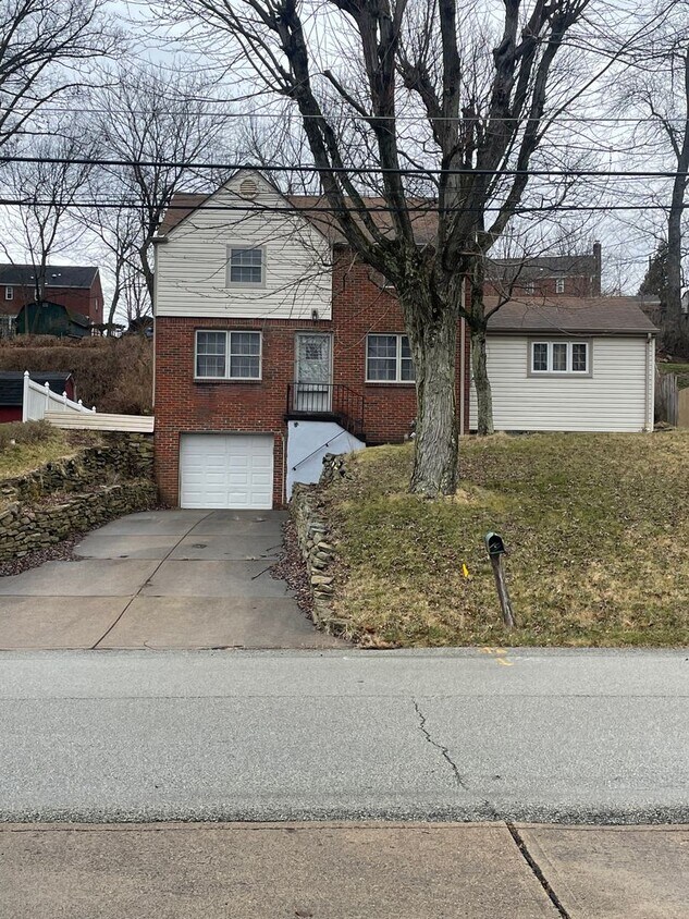 Foto principal - Available NOW! 4 Bed 2 Full Bath House