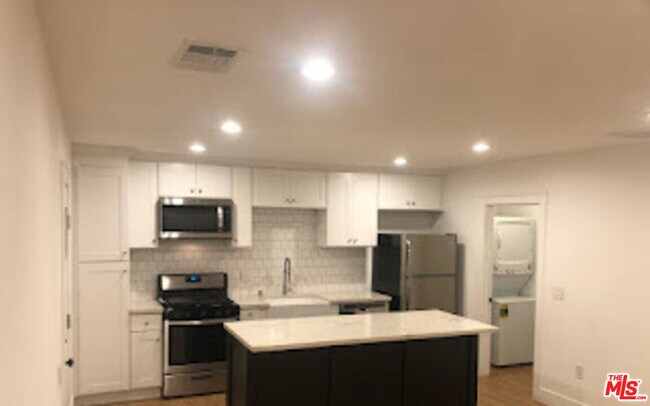 Building Photo - 2846 Delevan Dr