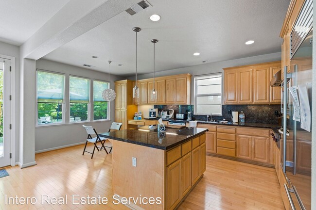 Building Photo - 4 br, 3.5 bath House - 1010 Brackett Way
