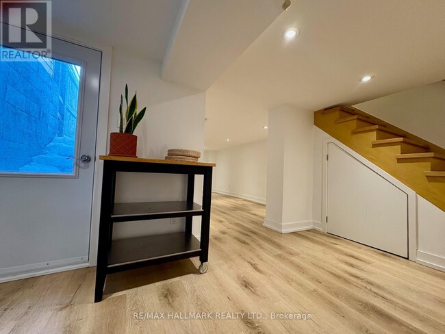 Building Photo - 62 Palmerston Ave