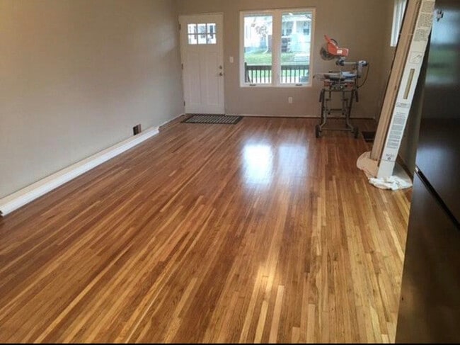 Building Photo - 700 S Linn St