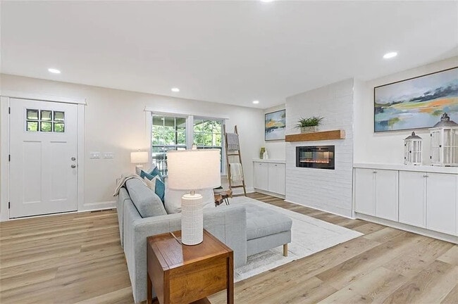Building Photo - Room in House on Bay Leaf Dr SE
