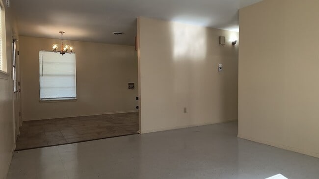Building Photo - 1002 Bloomfield Dr