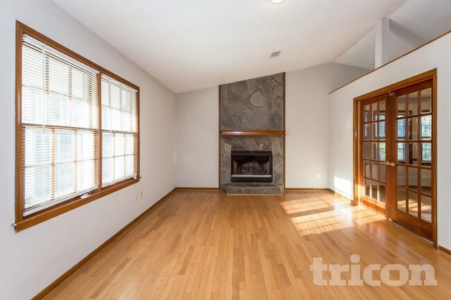 Building Photo - 184 Hickory View Dr