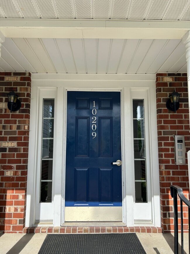 Foto del edificio - Charming Top-Floor Condo in Laurel Lakes –...