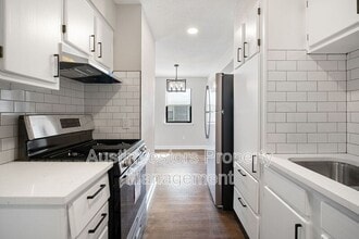 Building Photo - 200 Concho St