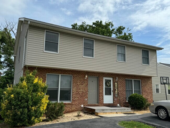 Dúplex en una ubicación muy solicitada. - 45 S Colonial Dr