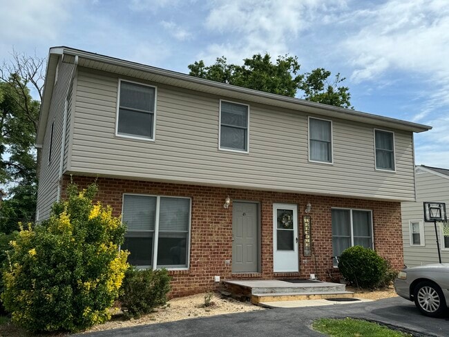 Duplex in sought after location - 45 S Colonial Dr