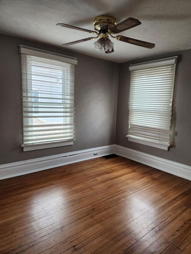 Building Photo - 2 bedroom with 1 bath