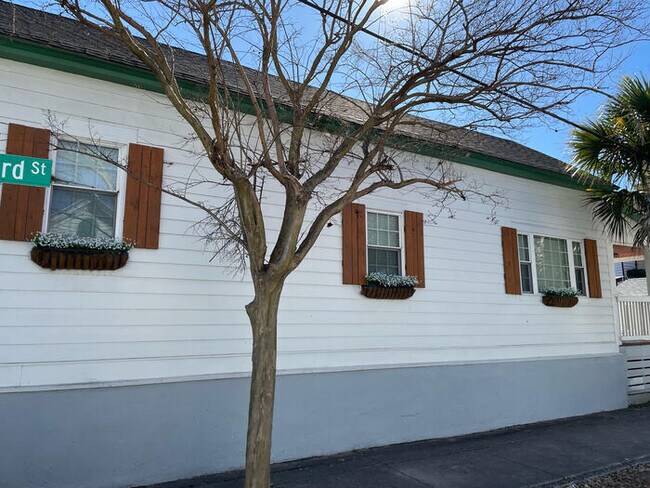 Building Photo - 33 Sheppard St. FOR RENT