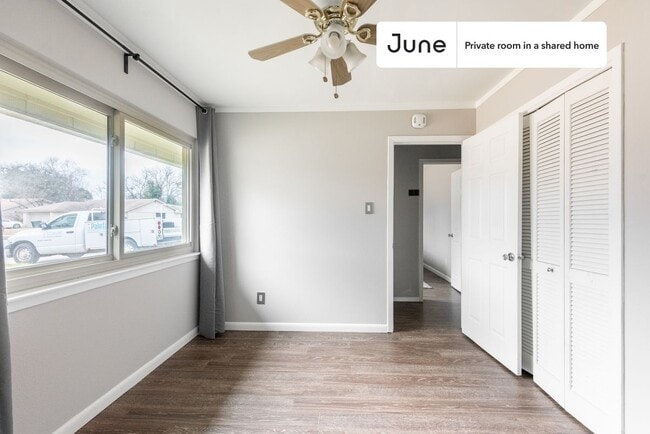 Building Photo - Private bedroom in 3 bed/2 bath Home