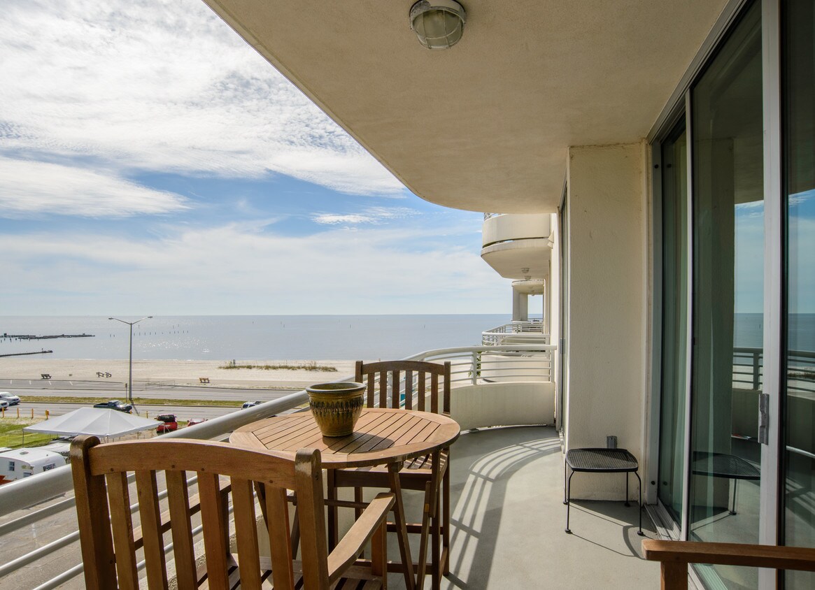Waterfront Views - 2060 Beach Blvd