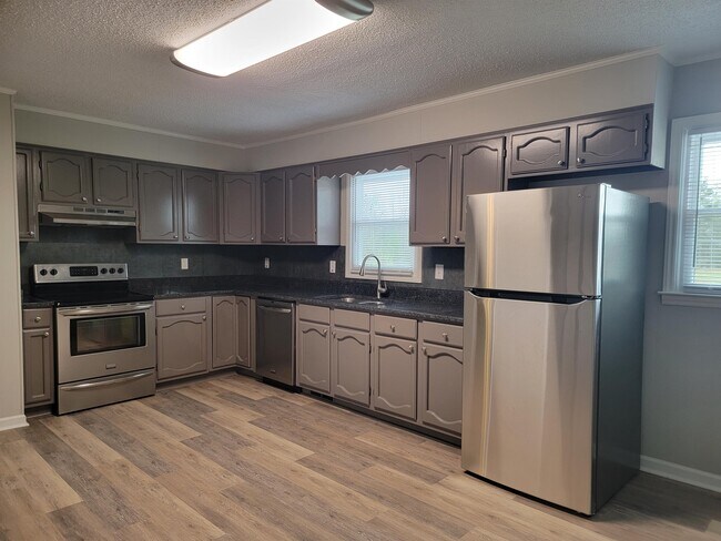 Foto del edificio - 1124 Hendricks Lake Rd