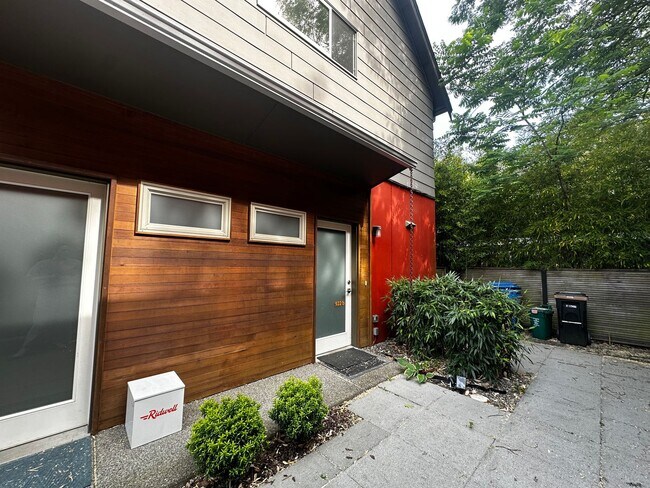 Foto del edificio - Beautiful 2-Bedroom Townhouse with a Loft ...