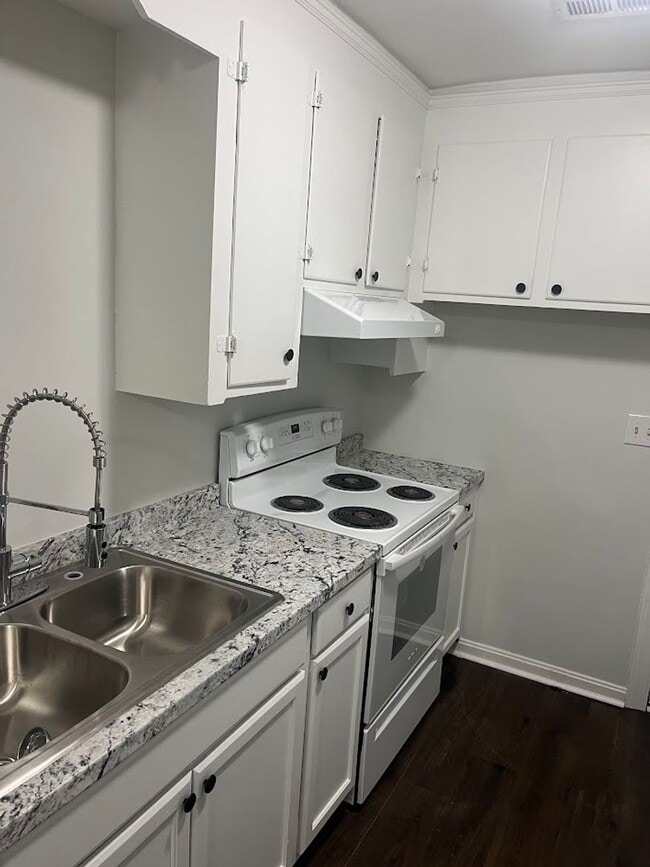 Foto del edificio - Available now. FULLY RENOVATED 2BR/1 BA Ho...
