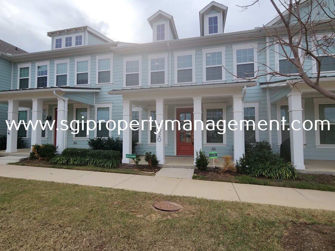 Foto principal - Gorgeous townhome ready for move in