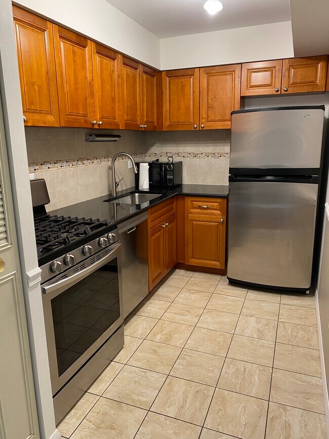 kitchen - 515 W Wrightwood Ave