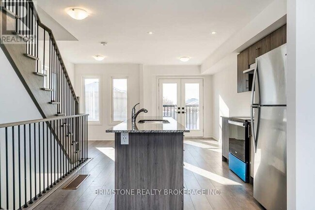 Photo du bâtiment - 79 Fairlane Ave