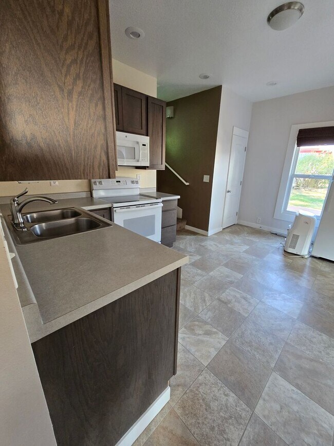 Building Photo - 2 Bed 1.5 Bath