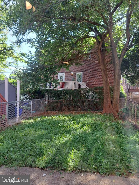 Building Photo - 3712 Clarendon Ave