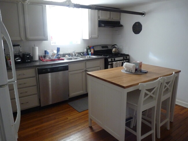 Kitchen - 6215 N Wayne Ave