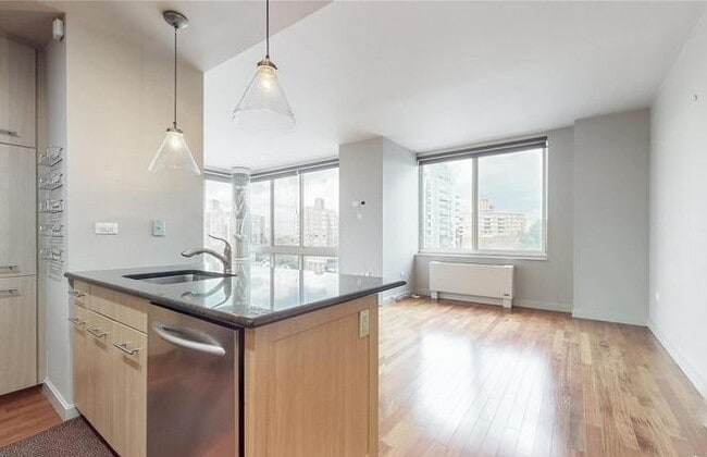 Foto del edificio - 10724 71st