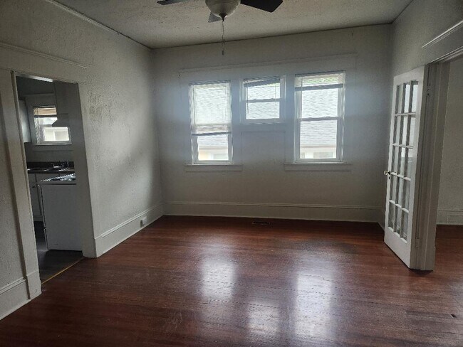 comedor - 703 W Markham Ave