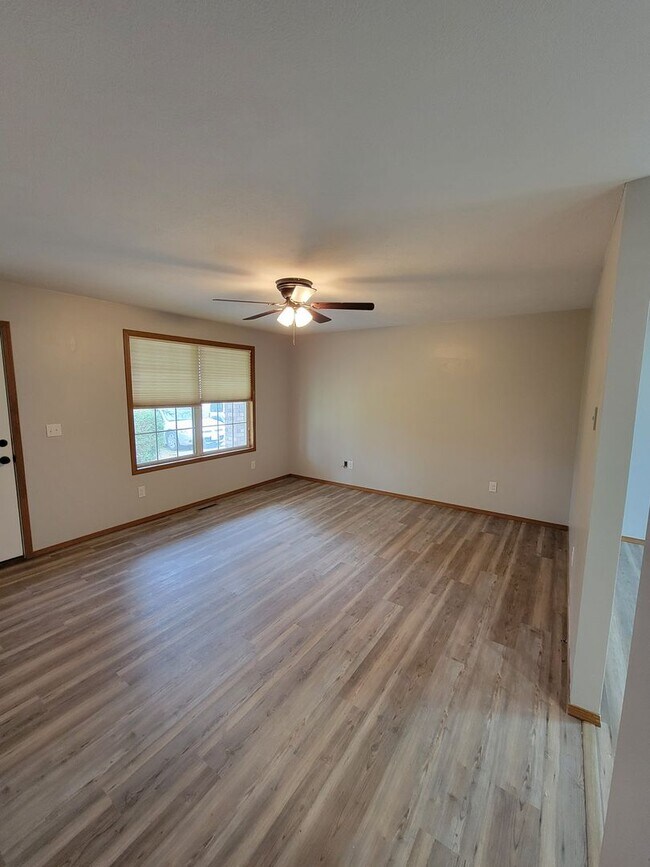 Foto del edificio - 3 bedroom | 2 bathroom | 2 car garage home...