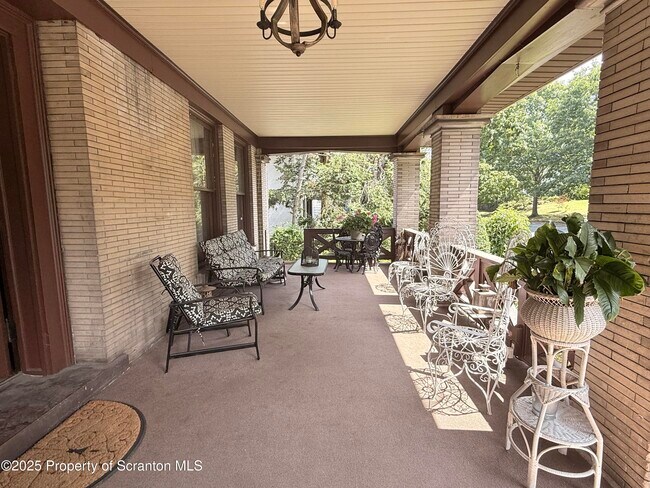 Foto del edificio - 629 Clay Ave