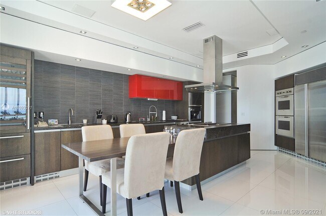 Building Photo - 1425 Brickell Ave