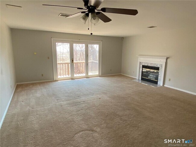 Foto del edificio - 560 Silver Sands Rd