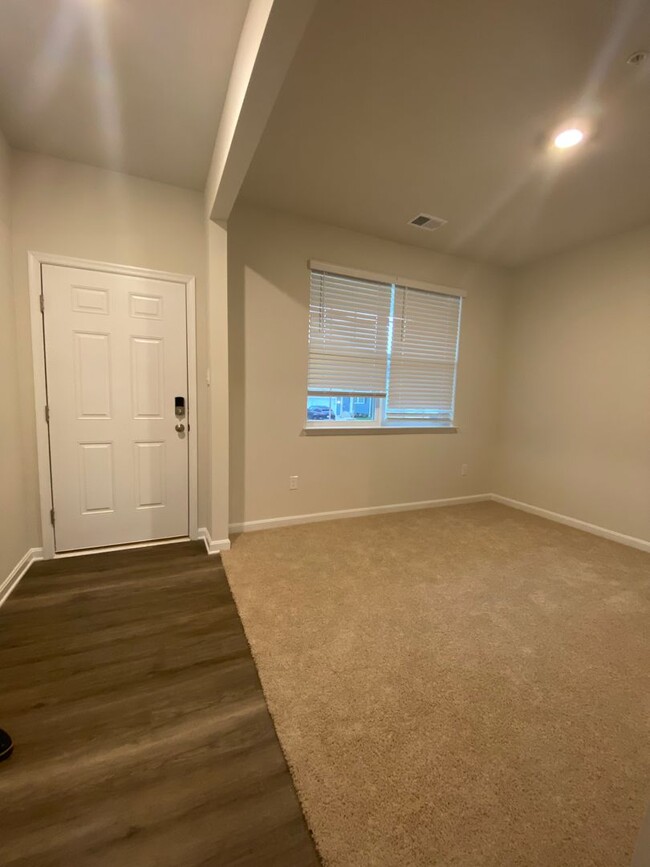 Building Photo - Brand new 4 bedroom, 2.5 bathroom Single F...