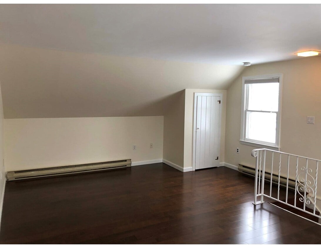 Primary Photo - 106 B Spring St