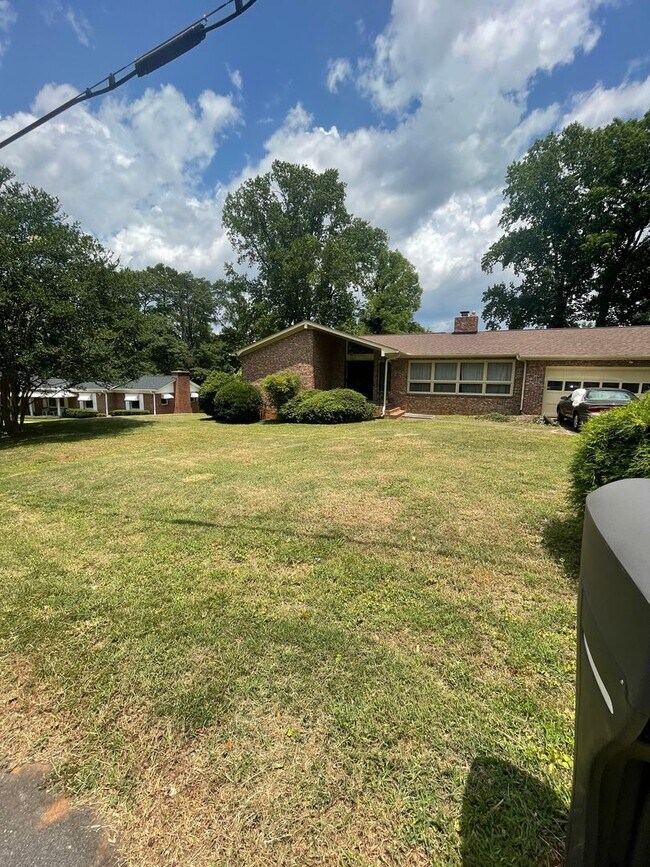 Building Photo - 2 bedroom 3 bath  Mid- Century style home!...