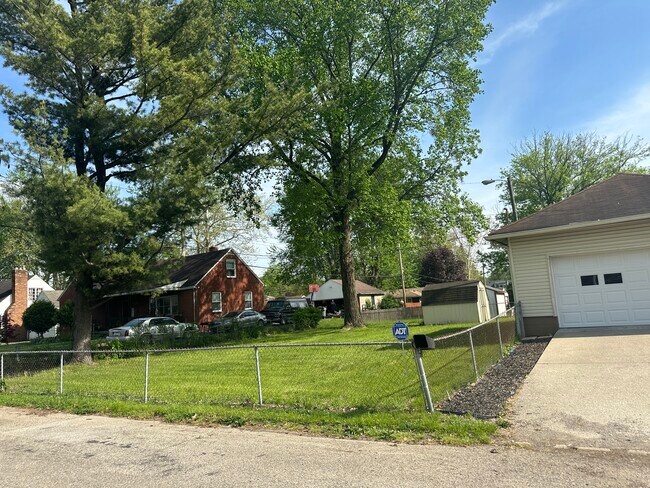 Building Photo - 4029 Forest Manor Ave