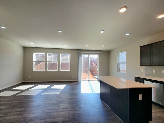 Foto del edificio - Brand New 3 bed with loft and fully fenced yard in convenient CK location!