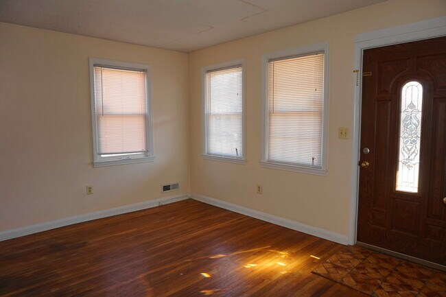 Foto del edificio - Two-Bedroom End-of-Group Home in Eastwood ...