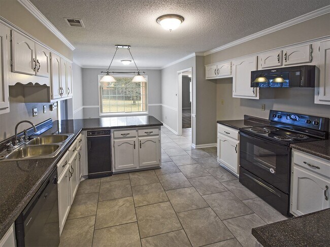 Foto del edificio - 3 bed, 2 baths on lake near Holmes and Riv...