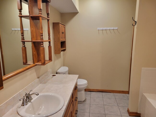 Building Photo - 3 Bedroom 3 Bathroom Walk-out Basement! Oz...