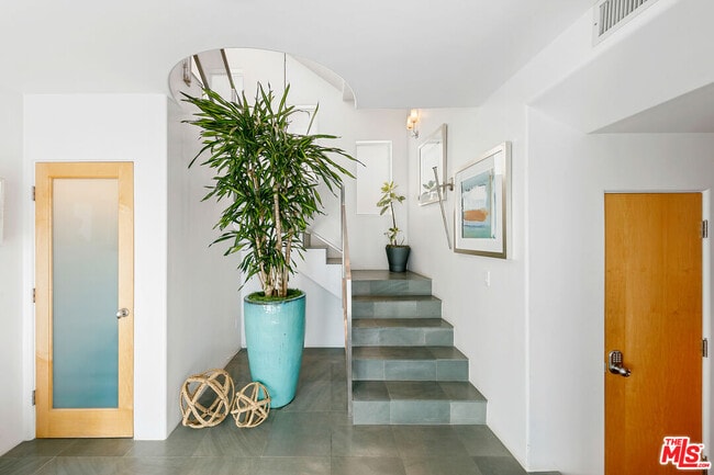 Building Photo - 1341 Palisades Beach Rd