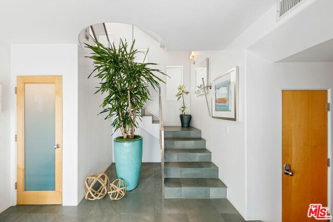 Foto del edificio - 1341 Palisades Beach Rd