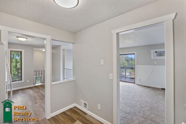 Building Photo - 2 Bedroom Townhome In Eagan