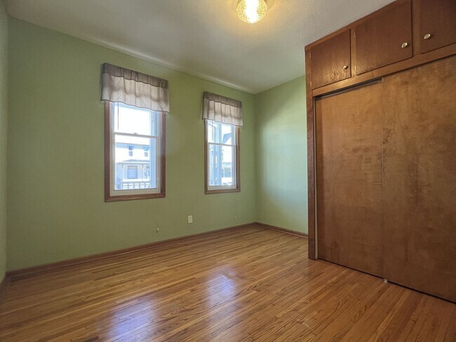 Foto del edificio - DUBUQUE:  NICE Duplex, hardwood floors, Ce...