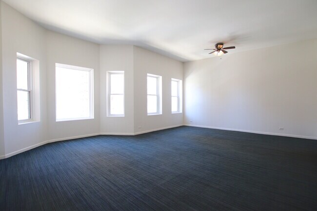 Building Photo - 921 W Wilson Ave