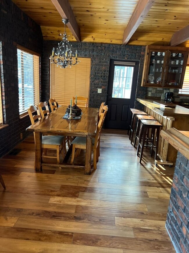Foto del edificio - Lovely large pet friendly 5Bd home availab...