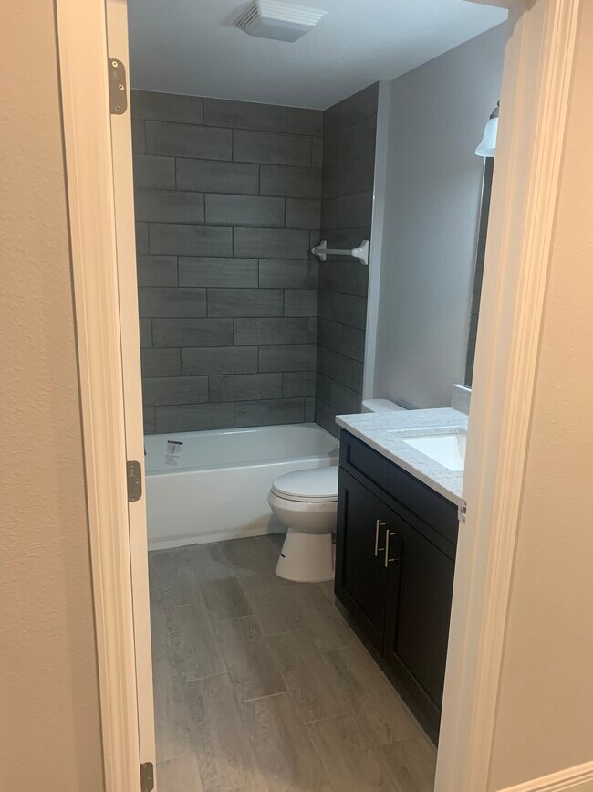 Baño de invitados - 2107 Waitman Ave